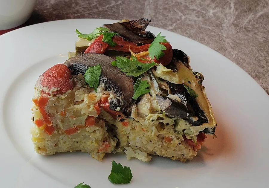 This crockpot breakfast casserole recipe is like a fresh veggie omelet because it is chock full of healthy ingredients and fits into many diet meal plans. Breakfast Casserole with Bread | Breakfast Casserole with Bacon | Overnight Breakfast Casserole | Crockpot Breakfast Recipe | Healthy Breakfast Recipes Crockpot