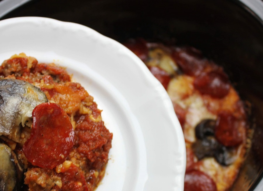 A healthy crockpot pizza casserole can really make a difference as a weight loss recipe and is a family dinner recipe that everyone will love. Crockpot Pizza Casserole with Egg Noddles | Crockpot Pizza Casserole Low Carb | Slow Cooker Pepperoni Pizza Bake | Slow Cooker Casserole | Pizza Casserole for Two