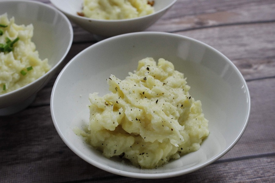 Learning how to make mashed potatoes in an Instant Pot is a real time saver and they might end up being your favorite Instant Pot side dish. Instant Pot Mashed Potatoes No Sour Cream | Instant Pot Mashed Potatoes No Drain | Instant Pot Mashed Potatoes Cook Time | Mashed Potatoes Recipe