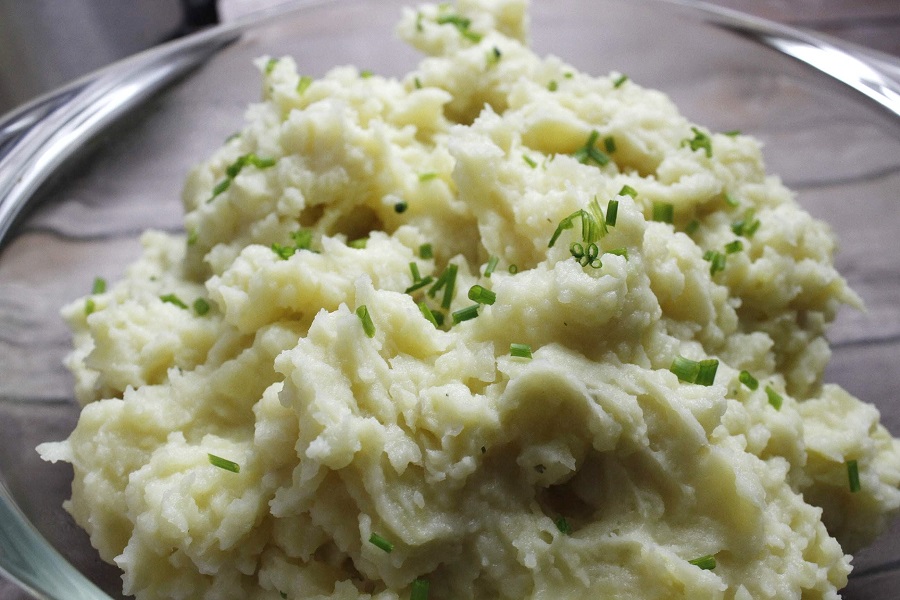 Learning how to make mashed potatoes in an Instant Pot is a real time saver and they might end up being your favorite Instant Pot side dish. Instant Pot Mashed Potatoes No Sour Cream | Instant Pot Mashed Potatoes No Drain | Instant Pot Mashed Potatoes Cook Time | Mashed Potatoes Recipe