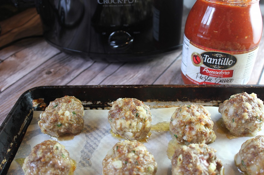 There are certain recipes that you need to know in life and knowing how to make crockpot meatballs is one of them! This slow cooker meatballs recipe is perfect for parties and make for easy appetizers or a nice dinner at home. Crockpot Meatballs BBQ | Crockpot Meatballs Grape Jelly | Crockpot Meatballs Appetizer | Homemade Meatballs in Crockpot | Slow Cooker Meatballs in Tomato Sauce | Crockpot Italian Meatballs | Frozen Meatballs in Crockpot