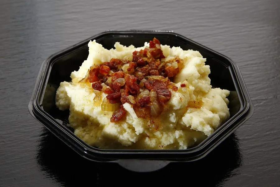 Cauliflower mashed potato recipes are the perfect healthy alternative to mashed potatoes. They even can be considered keto recipes, in some cases. Cauliflower Mashed Potatoes with Cream Cheese | Keto Cauliflower Mashed Potatoes with Cream Cheese | Cauliflower Mashed Potatoes Frozen | Cauliflower Mashed Potatoes Vegan | Cauliflower Mashed Potatoes with Cream Cheese and Parmesan