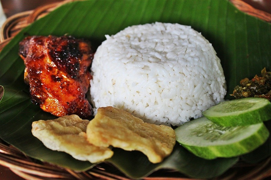 Chicken and Rice Crockpot Recipes Chicken and Rice on a Green Plate