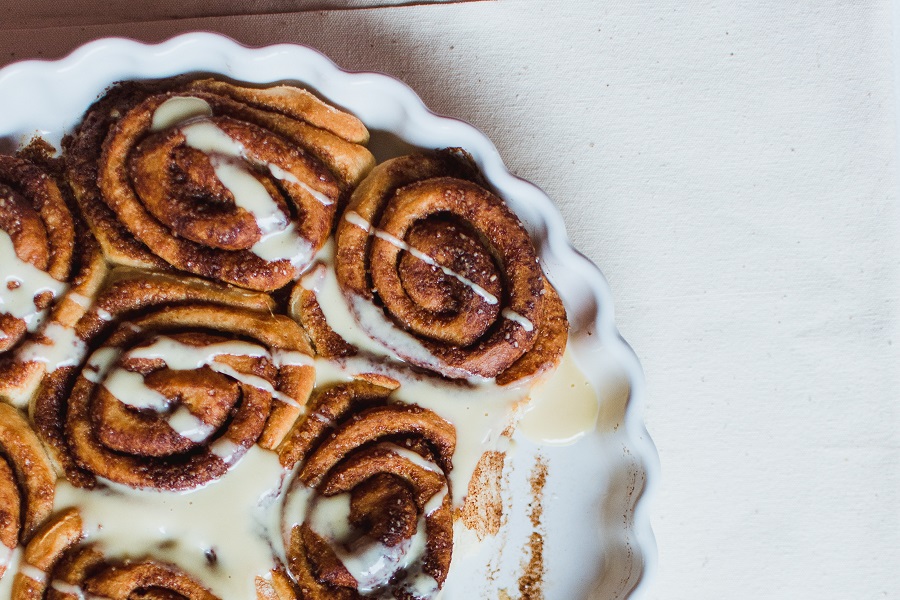 Crockpot Monkey Bread Recipes for Breakfast Cinnamon Rolls in a Serving Dish