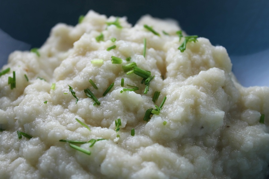 Instant Pot Cauliflower Mash Recipe Close Up of Mashed Cauliflower Topped with Green Chives