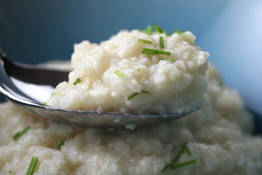 Instant Pot Cauliflower Mash Recipe Close Up of a Spoonful of Mashed Cauliflower Topped with Chives