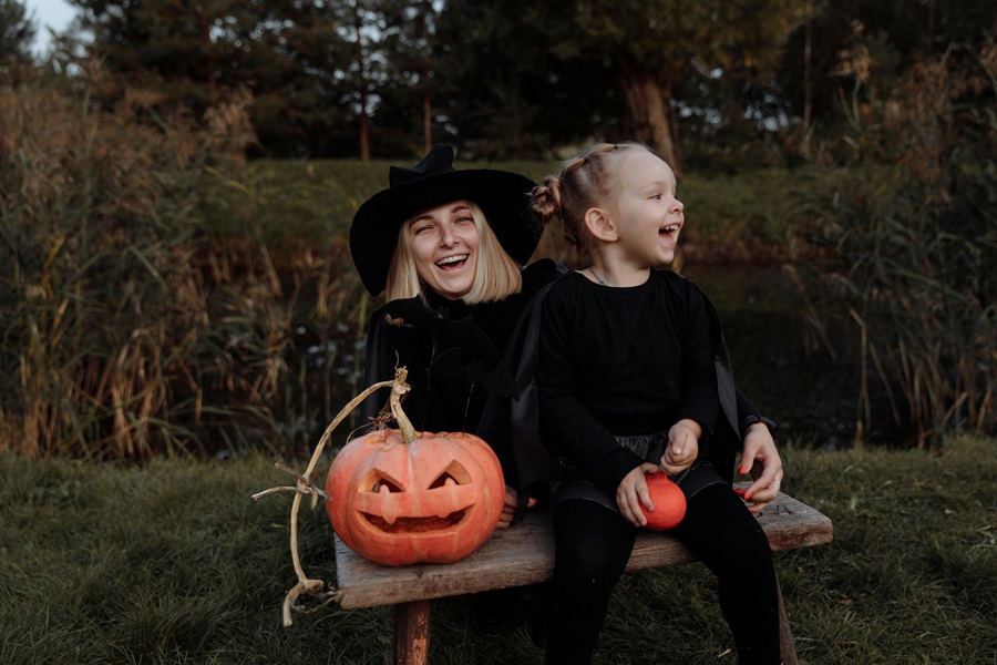 Instant Pot Halloween Recipes a Mother and Daughter in Halloween Costumes Holding Jack-O-Lanterns