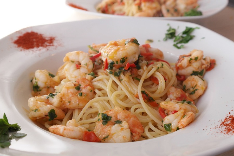 Easy Crockpot Shrimp Recipes Close Up of a Plate of Shrimp and Pasta