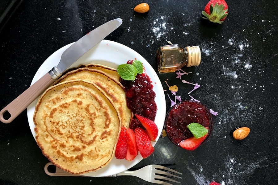 Easy Instant Pot Breakfast Recipes a Plate of Pancakes with Strawberries and a Berry Compote