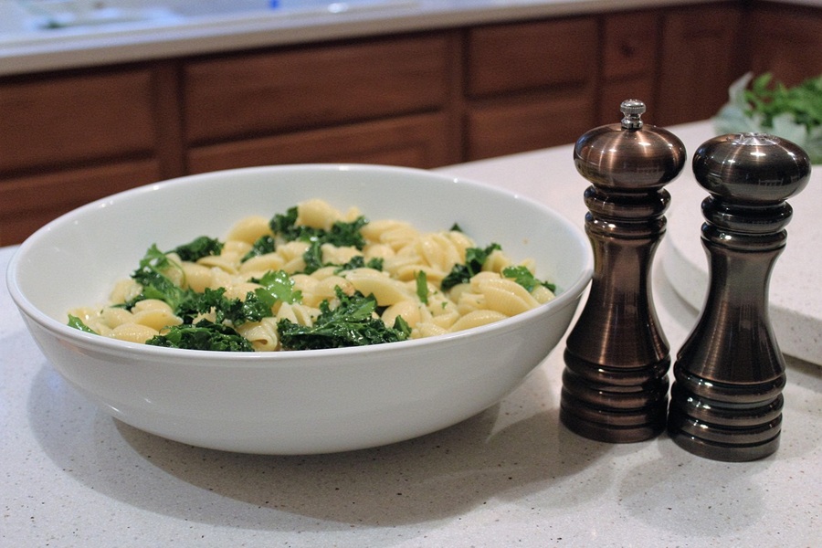 Instant Pot Kale Soup Recipes a Bowl of Soup with Kale on a Kitchen Counter