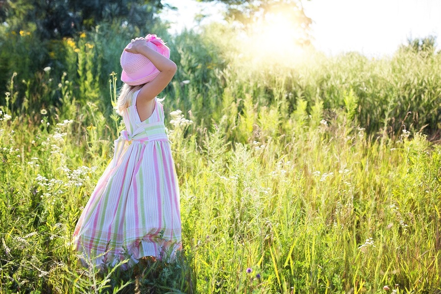 Easy Crockpot Summer Dinner Recipes a Little Girl Standing in a Field of Tall Grass on a Sunny Day