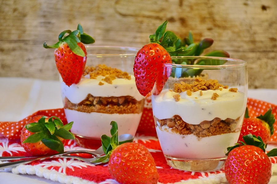 How to Make Instant Pot Yogurt Close Up of Two Yogurts with Oats and Strawberries