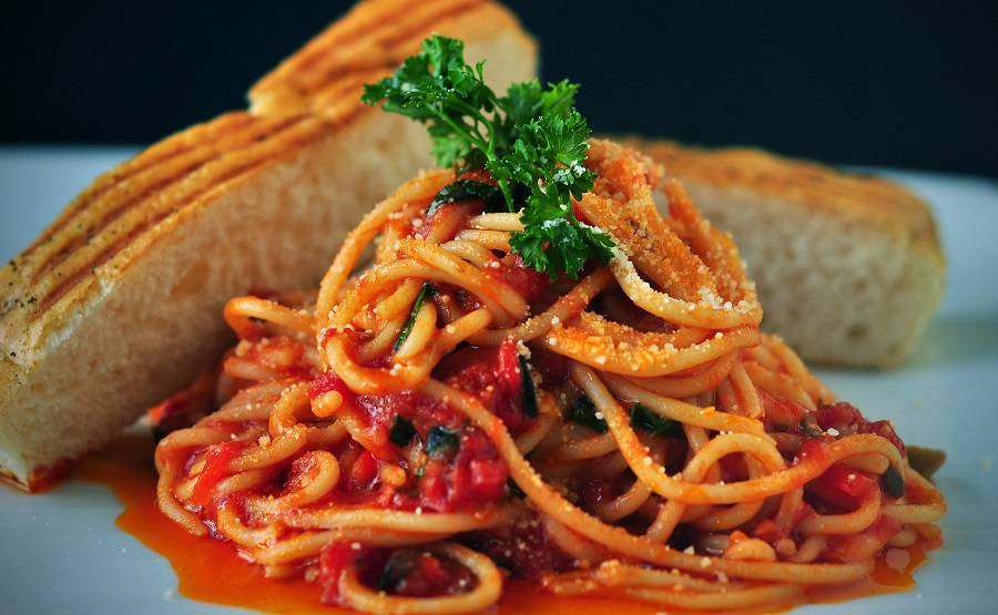 How to Make Instant Pot Spaghetti Close Up of a Plate of Spaghetti with Two Slices of Bread