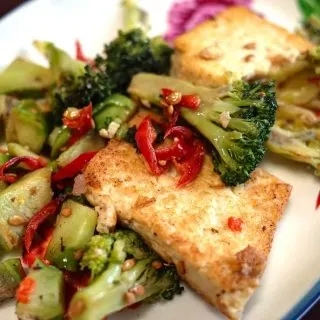 Slow Cooker Side Dish Recipes Close Up of a Plate of Food with Broccoli and Bread