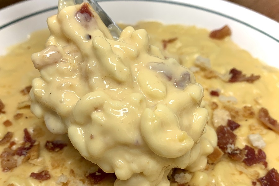 Easy Kid Friendly Dump and Go Crockpot Recipes  Close Up of a Bowl of Mac and Cheese with Bacon bits