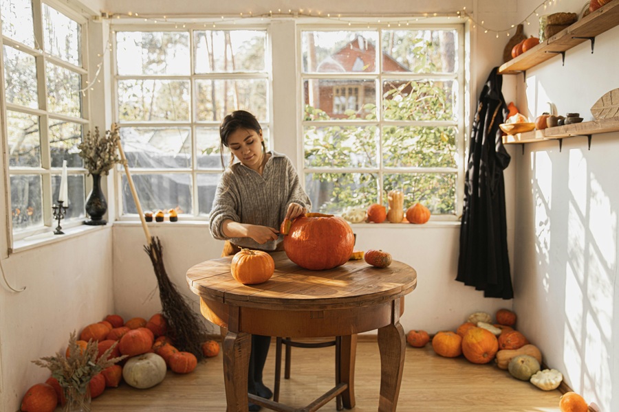 Slow Cooker Pumpkin Bread Recipes a Woman Cutting Up a Pumpkin in a Kitchen
