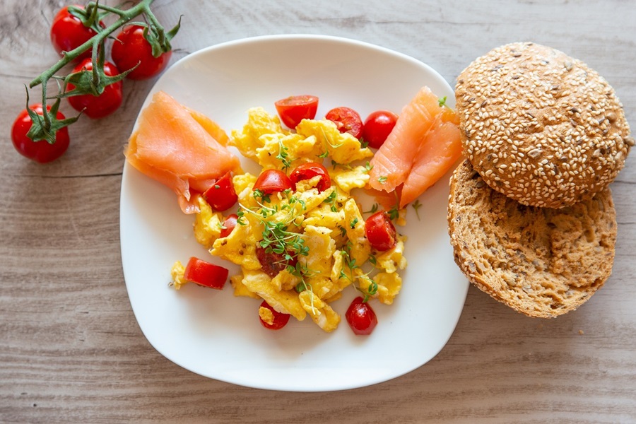 Slow Cooker Brunch Recipes a Plate of Scrambled Eggs with Salmon