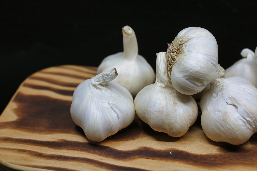 Spring Crockpot Recipes Garlic on a Cutting Bord