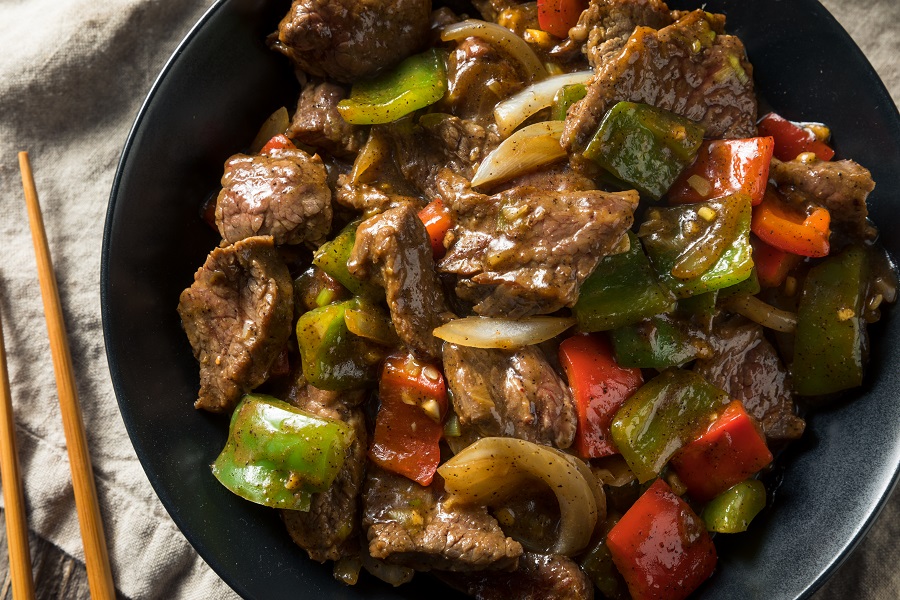 Crockpot Pepper Steak Recipes Close Up of a Black Plate with Pepper Steak