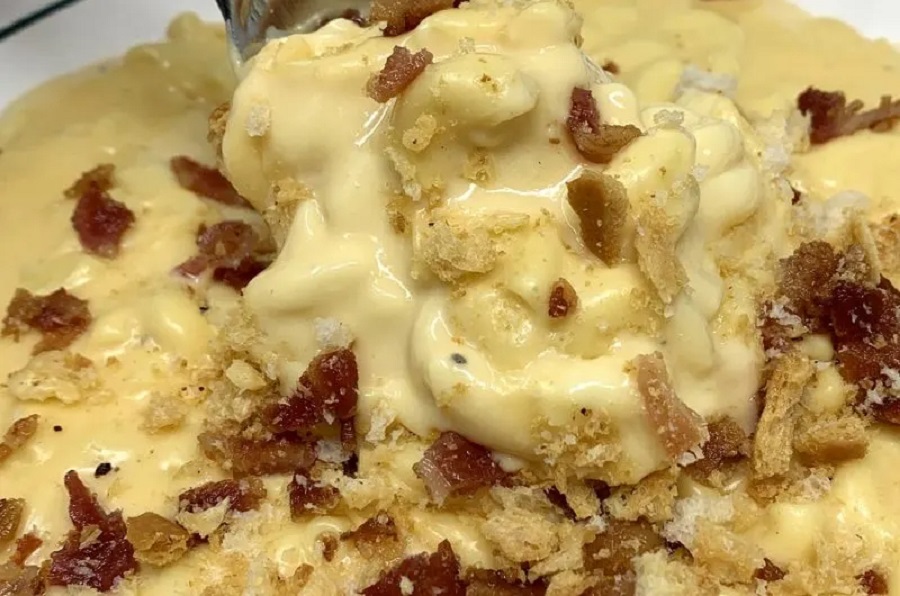 Crockpot BBQ Recipes Close Up of Macaroni and Cheese Garnished with Bacon