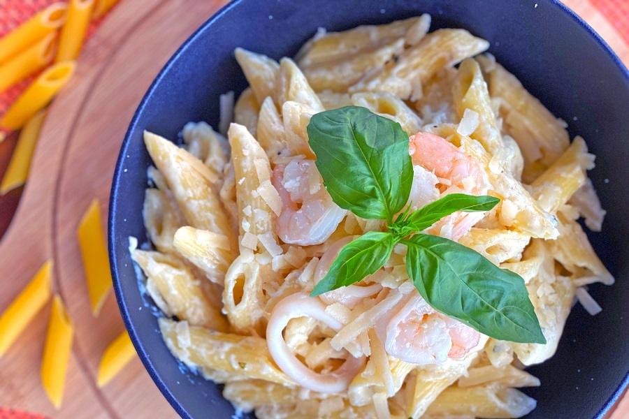 Crockpot Shrimp Pasta Recipes a Plate Filled with Shrimp Alfredo and Topped with a Basil Leaf