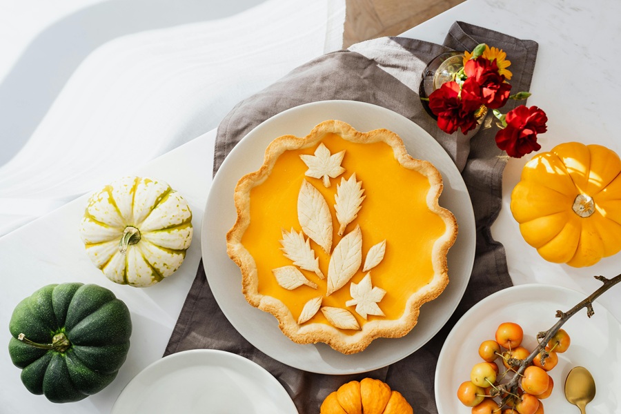 Best Crockpot Thanksgiving Sides a Pumpkin Pie with Leaf-Shaped Crust