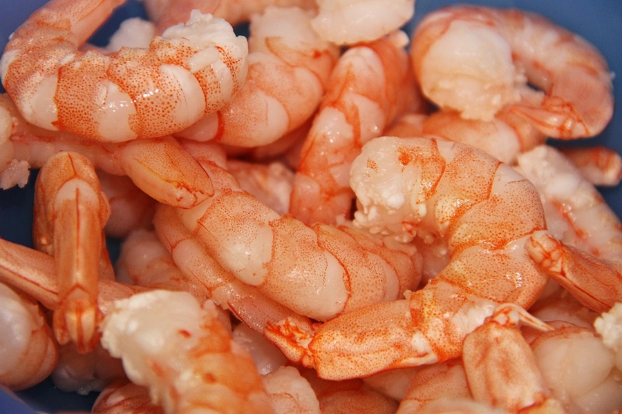 Shrimp Head on vs Head Off Cooking Process Cooked Shrimp in a Bowl