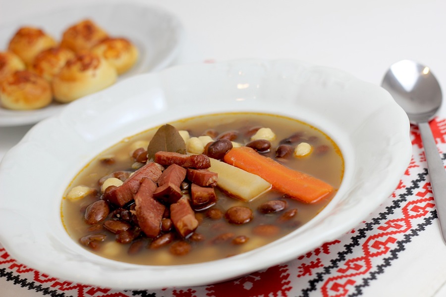 Instant Pot Bean Soup Recipes a Bowl of Bean Soup with Veggies