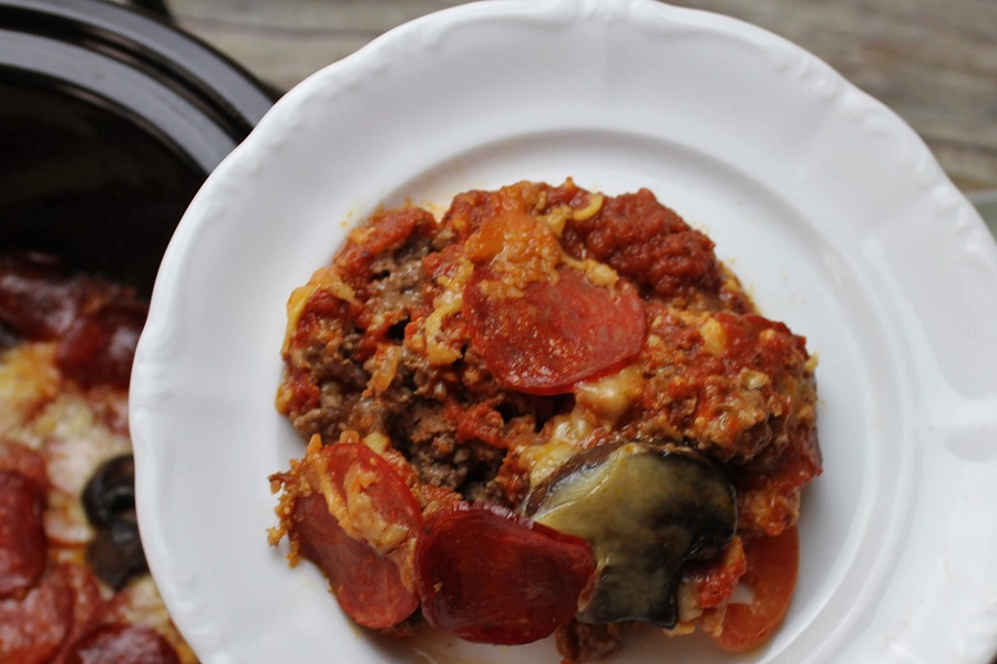 Crockpot Casseroles with Ground Beef a White Plate of Pizza Casserole
