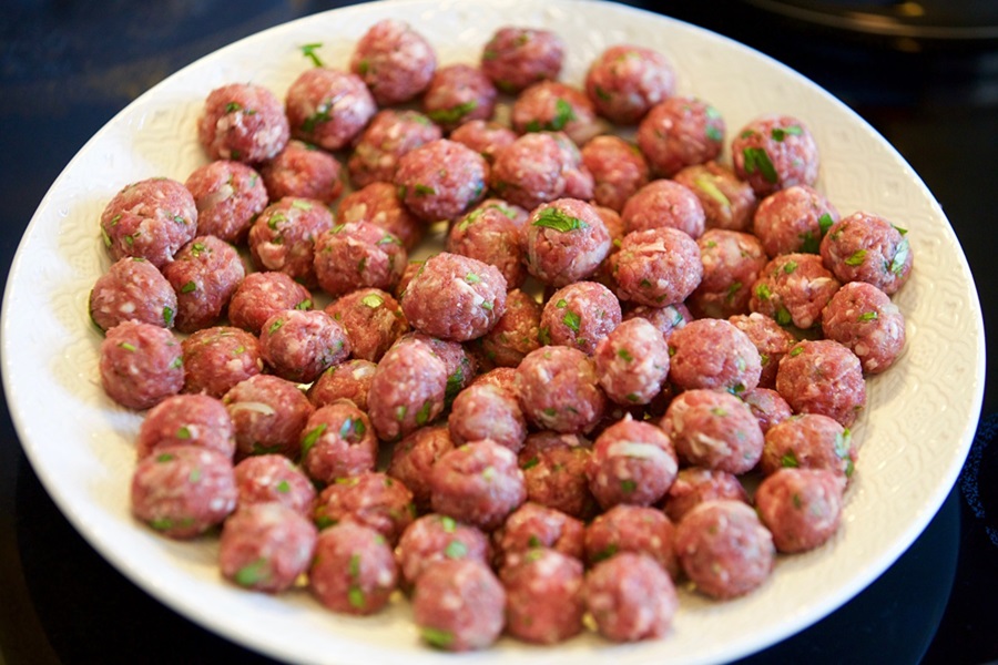 How to Cook Frozen Uncooked Meatballs Dozens of Raw Meatballs on a Big Plate