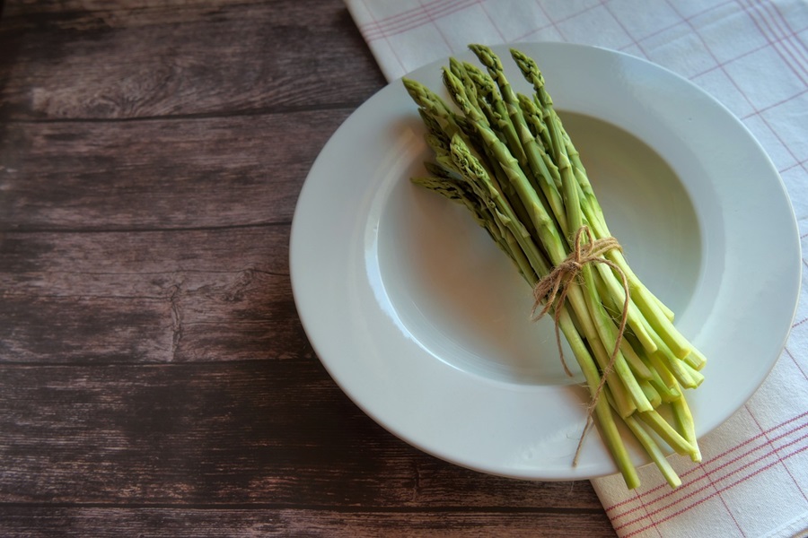 Can You Put a Plate in an Air Fryer a Plate with a Bundle of Asparagus On Top