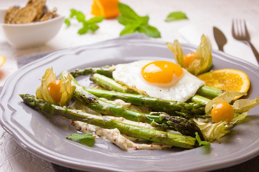 Can You Put a Plate in an Air Fryer a Plate of Fried Eggs with Asparagus