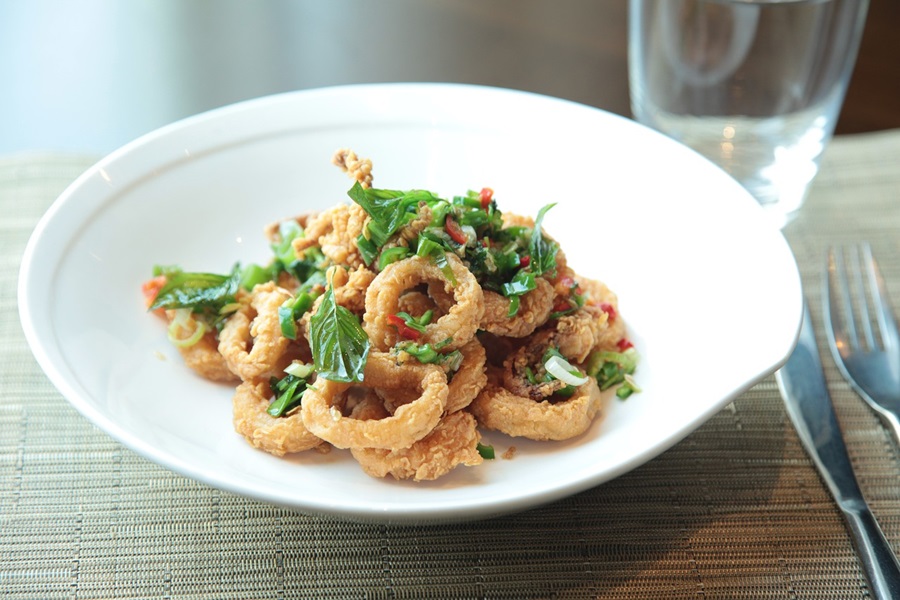 How to Reheat Calamari in an Air Fryer a Plate of Calamari Sprinkled with Herbs