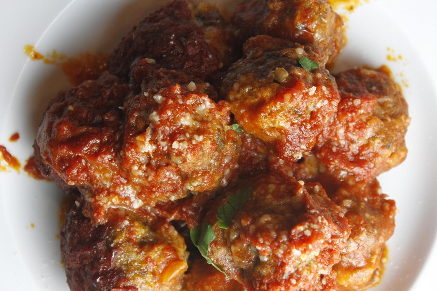 Easy Crockpot Meatballs Dinner Recipe a Plate of Cooked Meatballs in Marinara Sauce