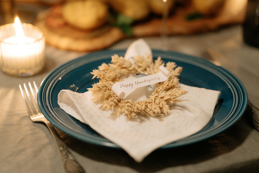 Southern Thanksgiving Recipes Close Up of a Place Setting with a Note That Says Happy Thanksgiving