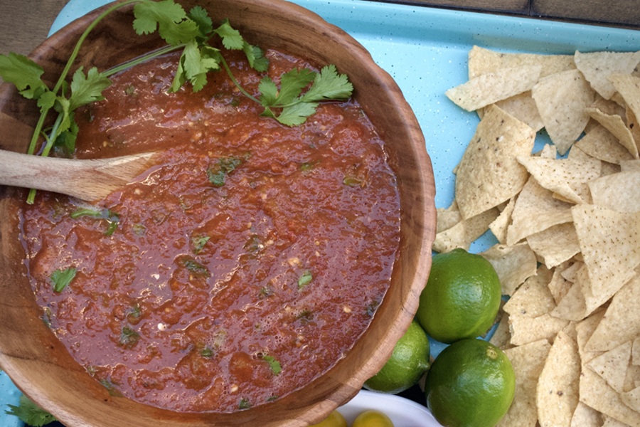 Salsa without Onions Recipe a Bowl of Salsa on a Platter of Chips with a Couple of Limes